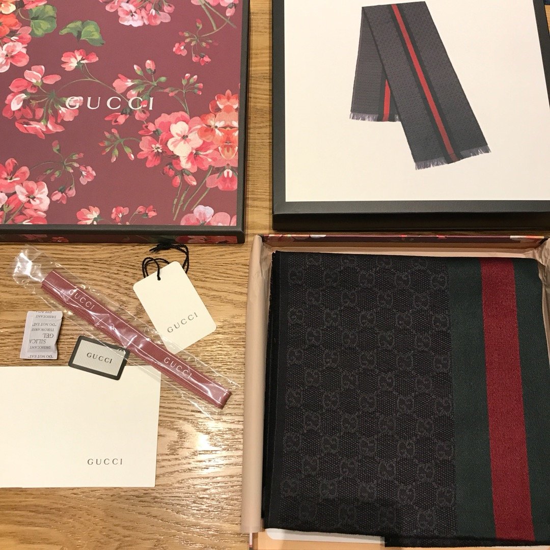 Gucci 织带围巾 经典的双G标志，极具辨识度的条纹织带 简约大气 37*180cm 80%羊毛20%真丝 原单品质