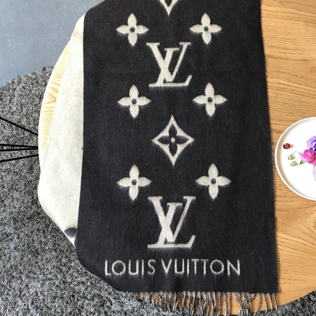 Louis Vuitton小披肩 每年年底专柜必定会断货 众明星同款 时尚界人手一条 小披肩 围巾 45*180cm 100%羊绒 小身材大作用 怎么时尚怎么用 绝对百搭款 咖啡色