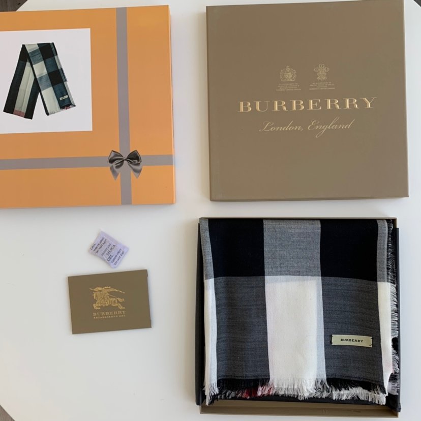 Burberry 轻盈格纹～灰色 200*70cm 精湛纱织工艺，缔造轻盈质感