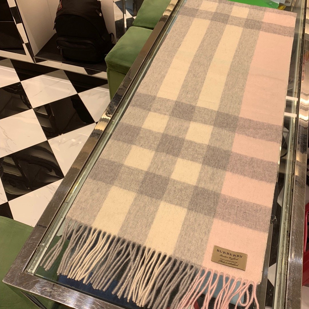 Burberry 超大格 37*200cm 100%羊绒 纯羊绒打造柔软触感