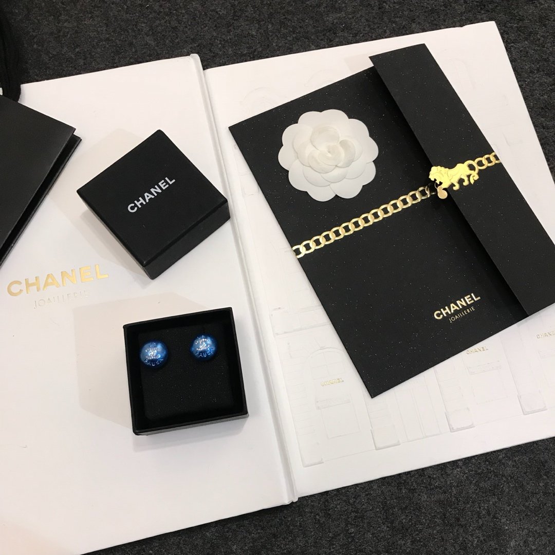 Chanel 亚克力双C珍珠耳钉 蓝色 ！