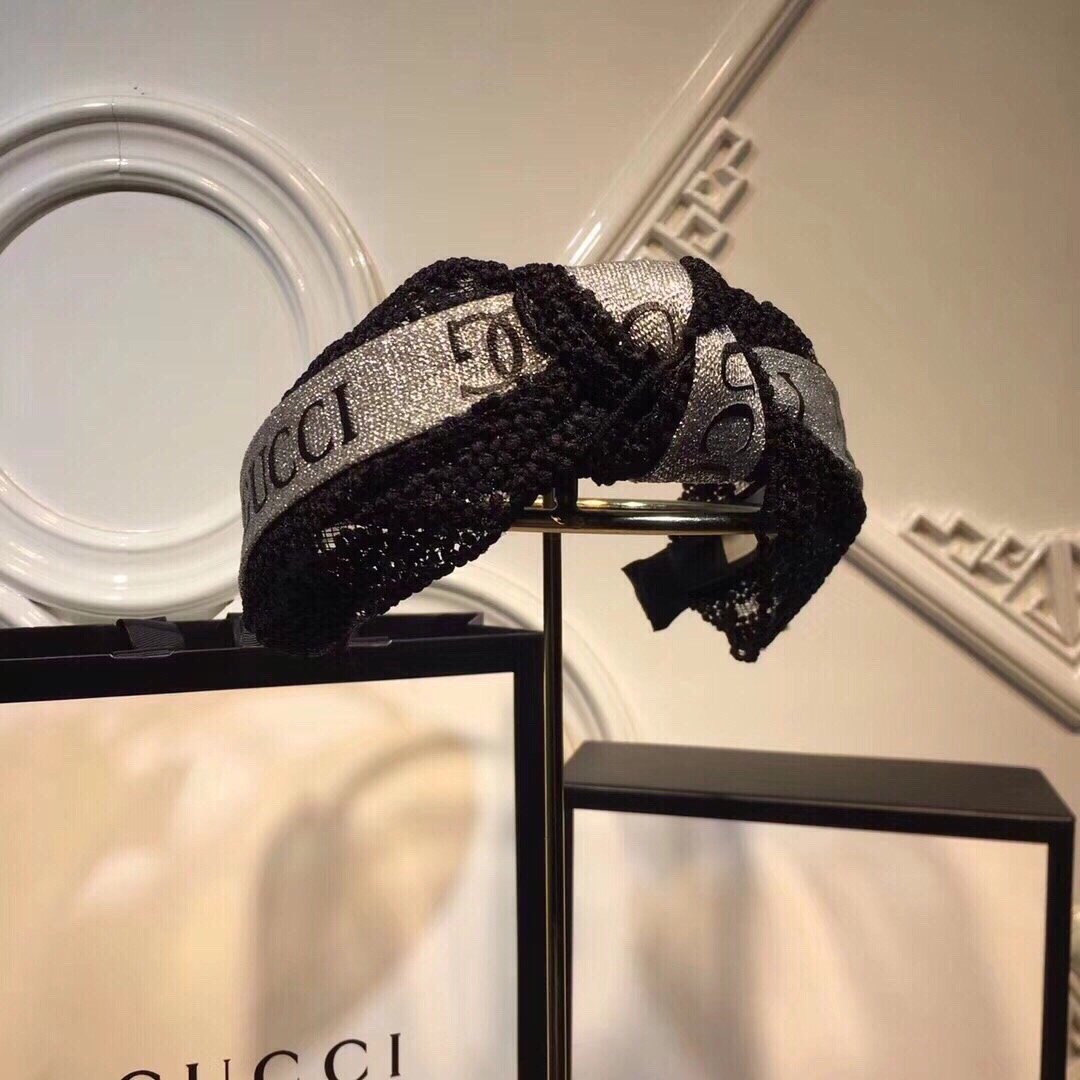 GUCCI（古驰）2019年度夏季最火爆时尚单品，选用进口蕾丝包边设计 搭配高端进口树脂材料 加厚TWILL面料 贴心的包边设计佩戴起来不勒头 内测磨砂防滑包边使用时更轻松 让你的魅力绽放 清新淑女范让时尚更简单 ，配全套包装