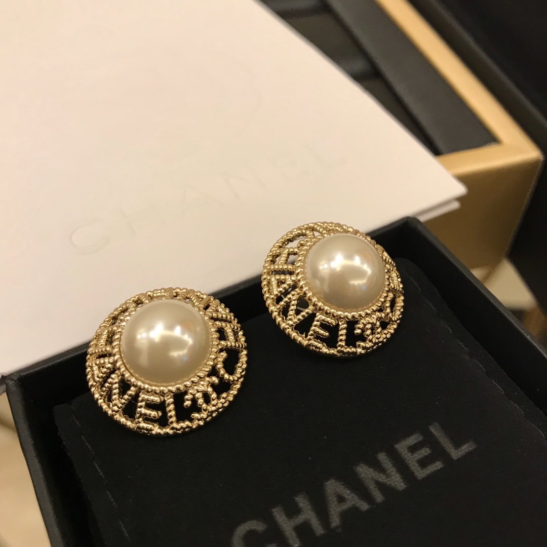 Chanel Chanel 香奈儿 耳钉 时尚百搭 超美1:1精致做工 跟正品一样制作 美丽的东西不需要华丽的背景 随便拍拍就超美 华丽 大气 明星网红同款