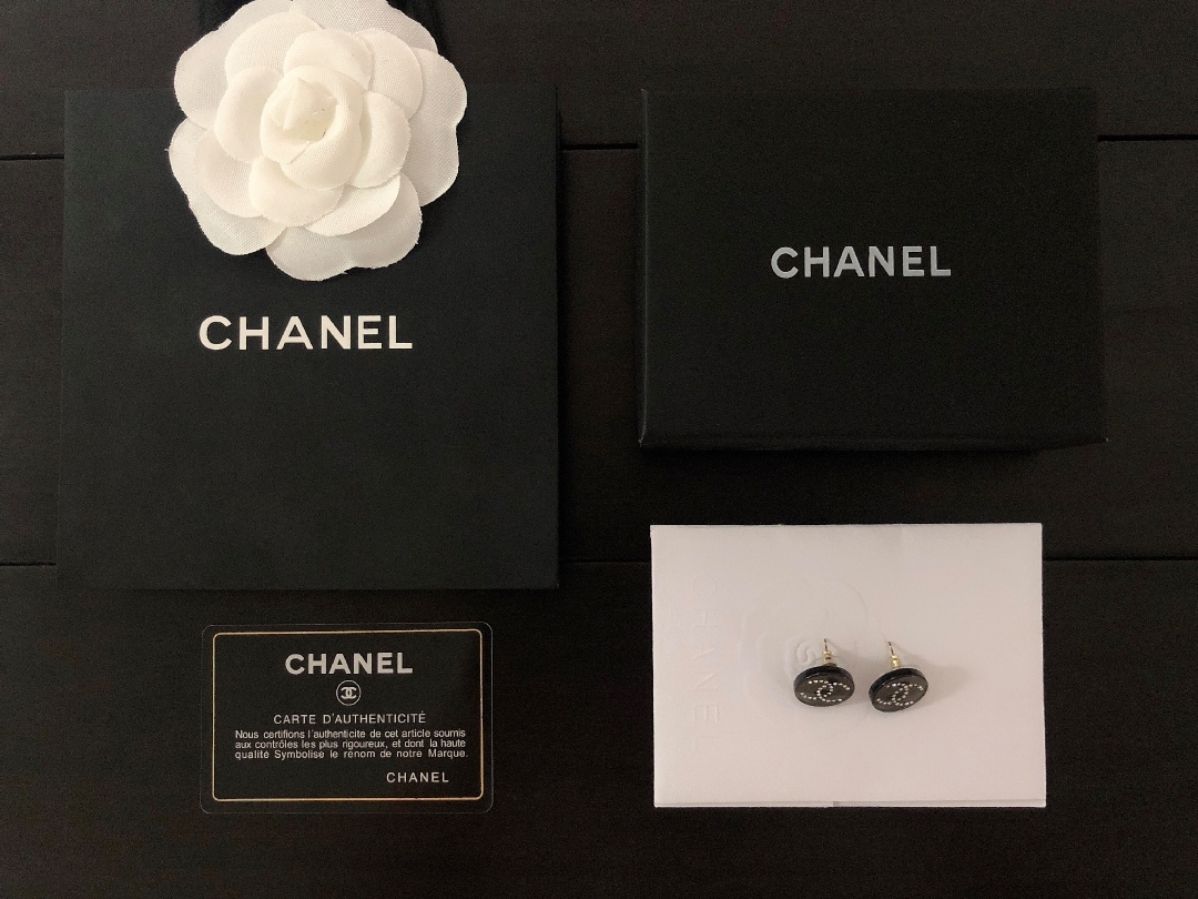 Chanel 黑灰色 透黑树脂耳钉 热销款 市面最高版本 专柜1:1开模 黑灰色树脂 中间是点缀的经典双C标 简单百搭 女神必备 超级显脸瘦 百搭潮品