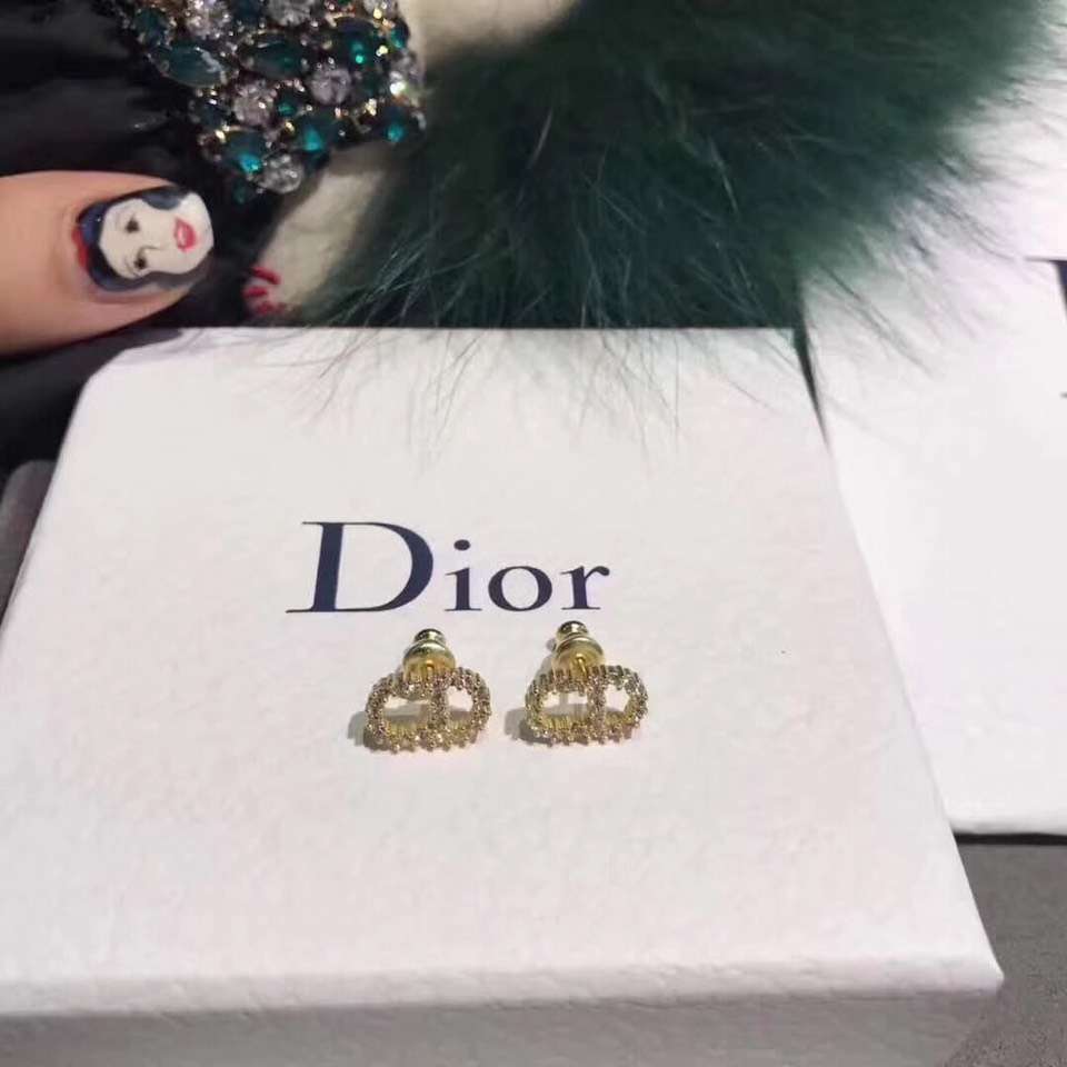 Dior 迪奥 字母 小CD水钻耳钉。黄铜施华洛水晶纯银针 小可爱一个，非常精致漂亮。空姐，上班族必备，小小一个完全不夸张。