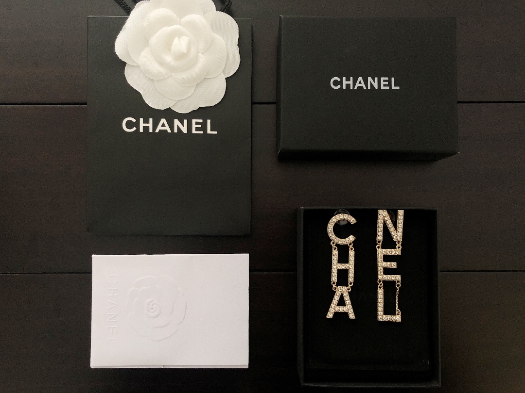 Chanel 重磅推荐 绝对美物 链条字母耳坠 通体镶嵌 Zp材质 精工制作 无与伦比的奢华和视觉震撼 不用担心设计夸张 佩戴效果绝对美爆了 日常佩戴都完全ok 这款真的不能错过 果断自留 925银针