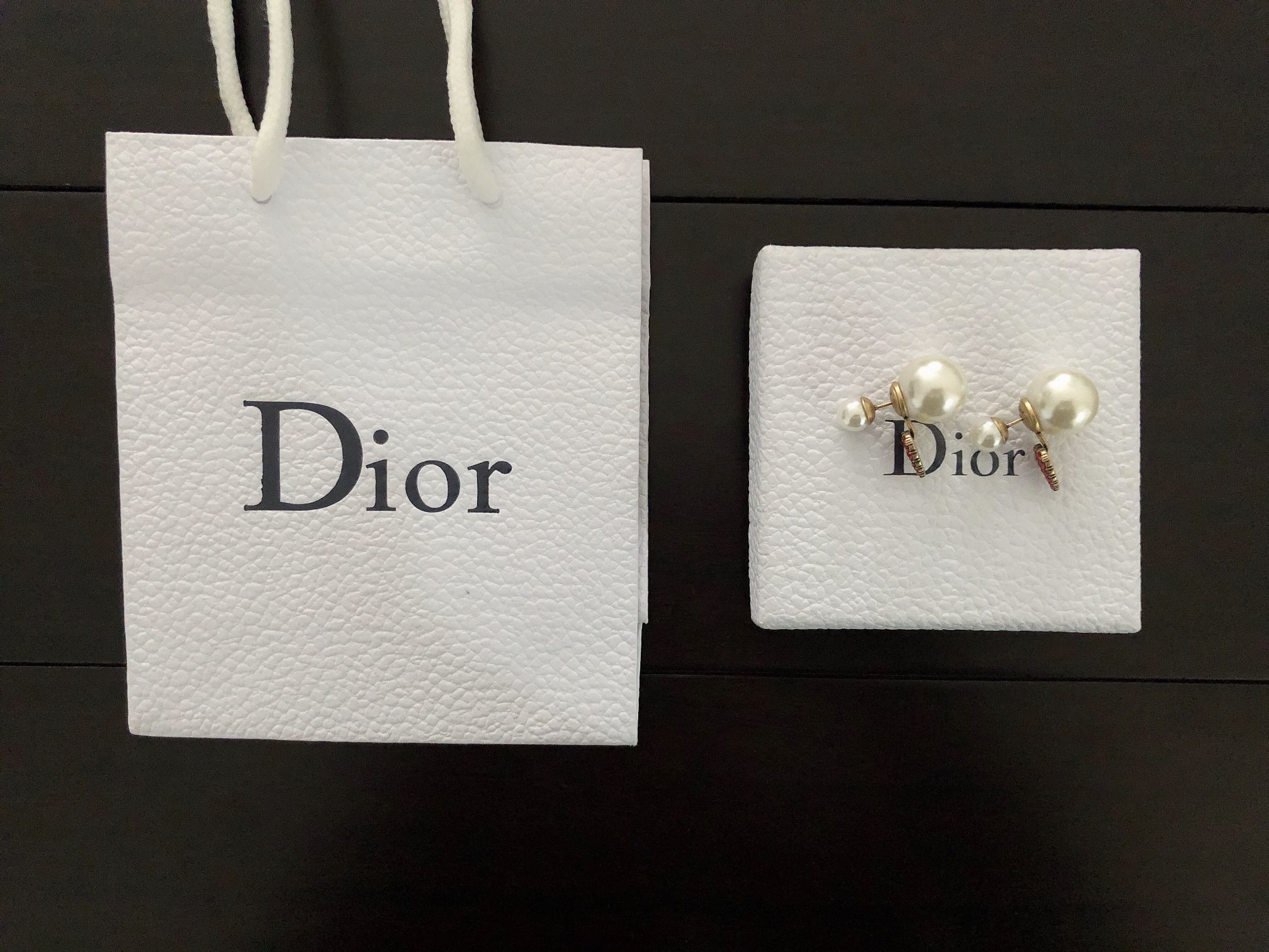 Dior 后挂爱心珍珠耳钉 做工细腻 优雅气质 低调不失奢华[嘴唇] zp打造 完美复刻 细节足以体现它的质感 佩戴效果更是赞 不管什么场合佩戴 绝对 ok