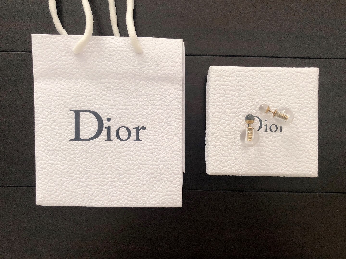 Dior 透明树脂 字母内刻 大小珠系列耳钉 延续了以往大小珠系列的精髓 再加上标志性字母元素 整体搭配起来的效果非常赞 最关键这款是透明树脂 对产品要求更加高 报废率也很高 这款真的要入手