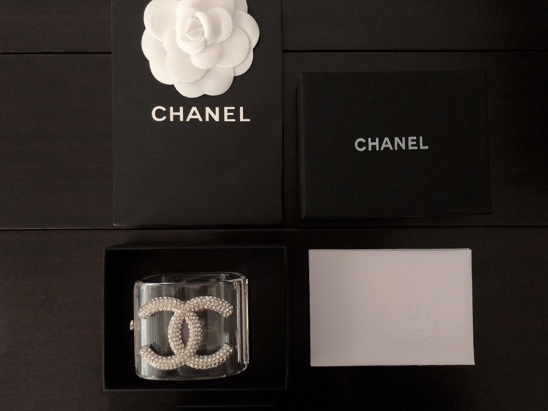 Chanel 爆款手镯 透明满钻手镯 定制锁扣 细节无与伦比 Zp一样材质 时尚达人雪梨同款 佩戴效果赞到不行 超级时尚百搭 看到一眼就心动 手围17左右均可佩戴 真的太美了 绝对必买单品 360度实物拍摄 让你看个够