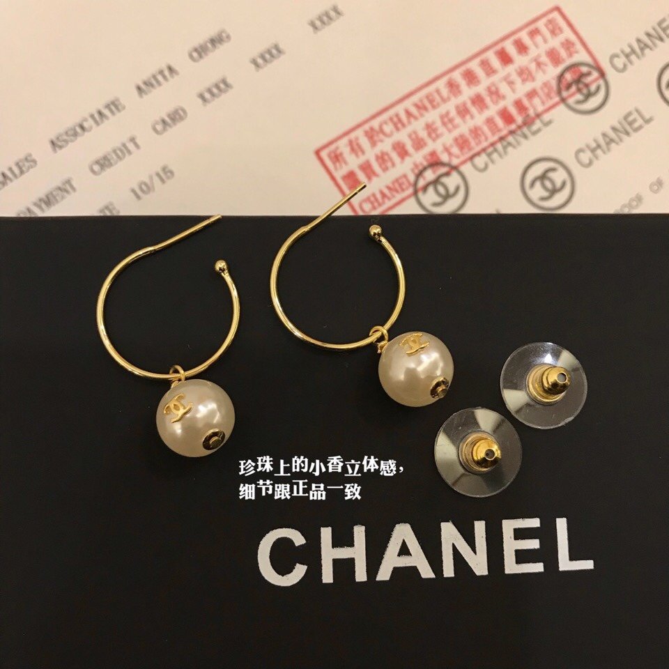 Chanel香奈儿耳钉 Chanel珍珠耳钉耳环热销款 市面最高版本！专柜1:1款式开模 专柜原版！Chanel经典Logo珍珠 香奈儿耳钉女神必备 超级显脸瘦[爱心]