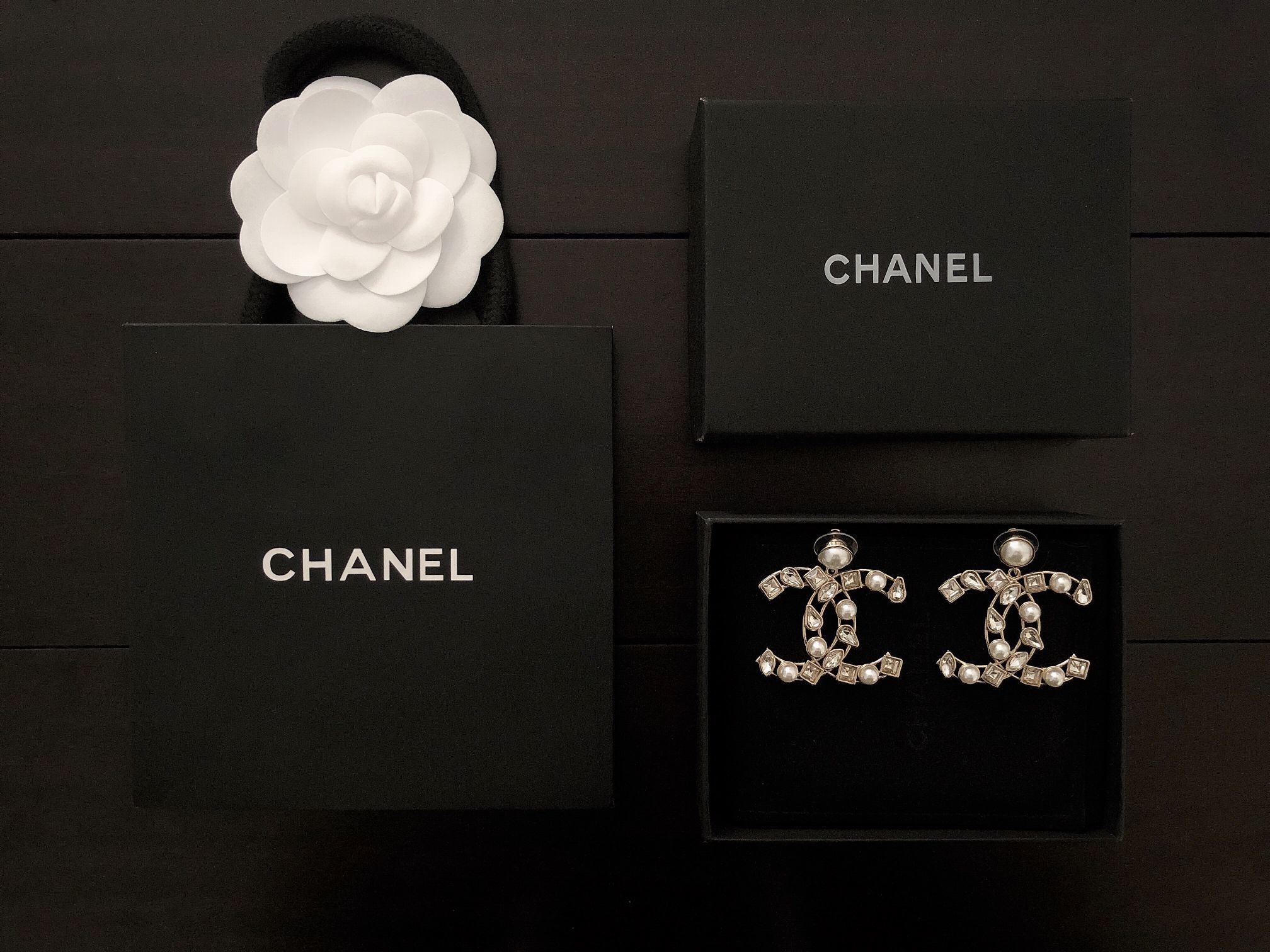 chanel 马眼钻耳吊 精工品质喜欢到无法言语的款 戴上效果超好 简单大方 设计精美 通体镶嵌 +珍珠点缀