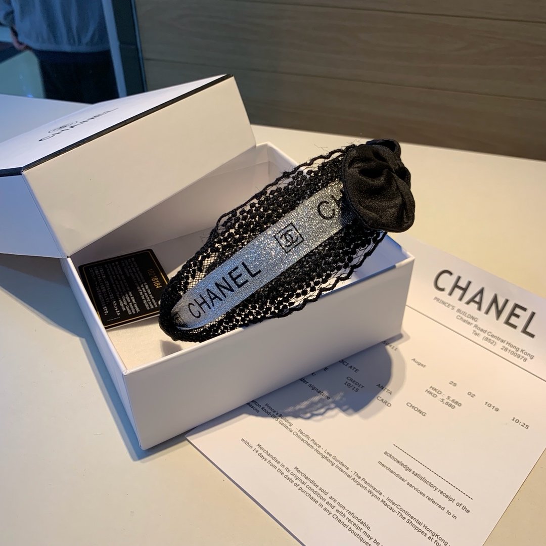 CHANEL（香奈儿）2019年度最火爆时尚单品因岁月流逝而变得充满复古韵味编织风格设计配合做工精美的CHANEL配饰 令这件作品历久弥新 越戴越有味道 搭配高端进口树脂材料 加厚TWILL面料 非常自然的颜色光泽 贴心的包边设计佩戴起来不勒头 让你的魅