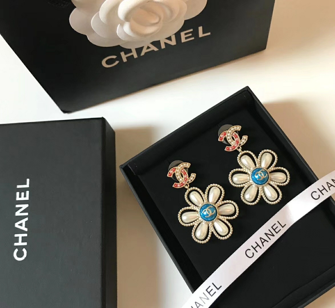 Chanel 春天气息花朵耳钉 Chanel19春季 花朵树脂 耳钉耳环 超级 适合小姑娘美美哒春天照 ZP原版黄铜材质 纯银针 选用 水钻都是施华洛世奇的buling级别 折射阳光很漂亮的