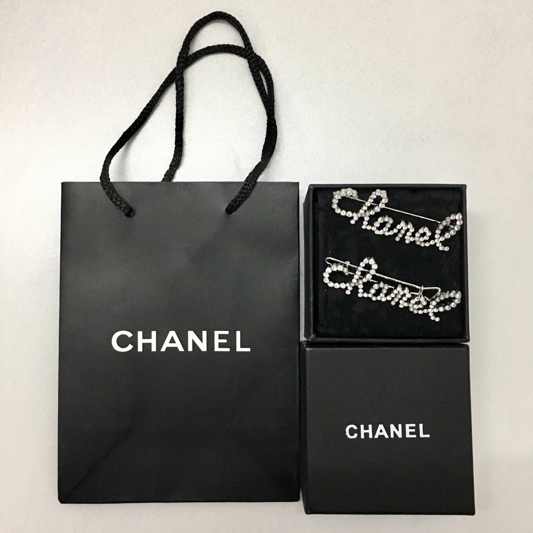 Chanel 发夹 19New arrival重工 香奶奶火爆热销款发夹上新春夏最新独家高端品质实拍图代购级别做工精致全手工镶珠镶钻用的都是上等材质每一处细节都媲美zp超火超好卖超级的高大上