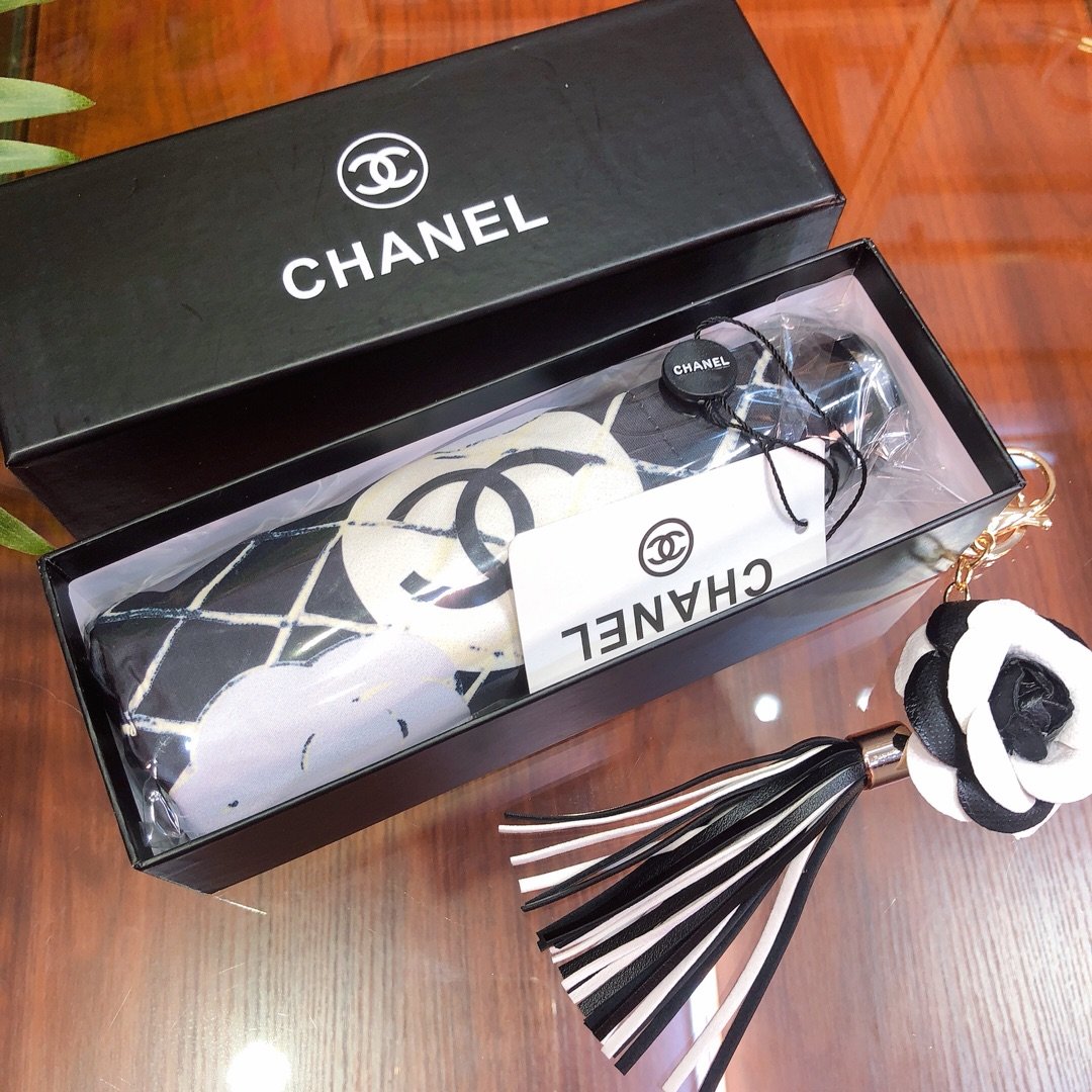 Chanel 最新火爆五折口袋伞震撼来袭 采用加镁铝合金伞骨超轻超坚韧 磨砂手柄让你在使用时感受超级棒的手感 配上精美包装 时尚感爆棚 小巧玲珑的的身材展现大大的防晒效果 一年四季不论大包小包都可以轻松携带 呵护你每一天