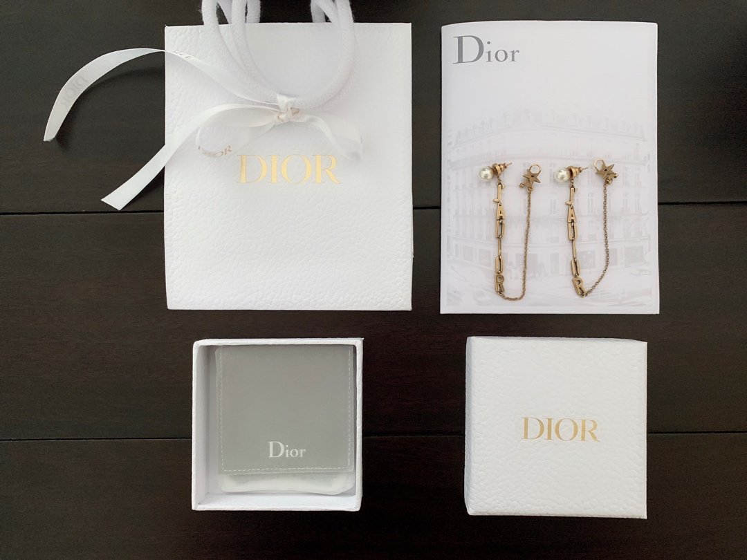 Dior 绝对的美物！！ja活动字母 链条耳夹 zg一比一材质 精工之作 zp黄铜材质 相当的个性时尚 也是超级百搭 整体设计非常有层次灵动 这种项链本身就是潮单酷范十足 平时搭配休闲装都很加分 喜欢一定早早下单