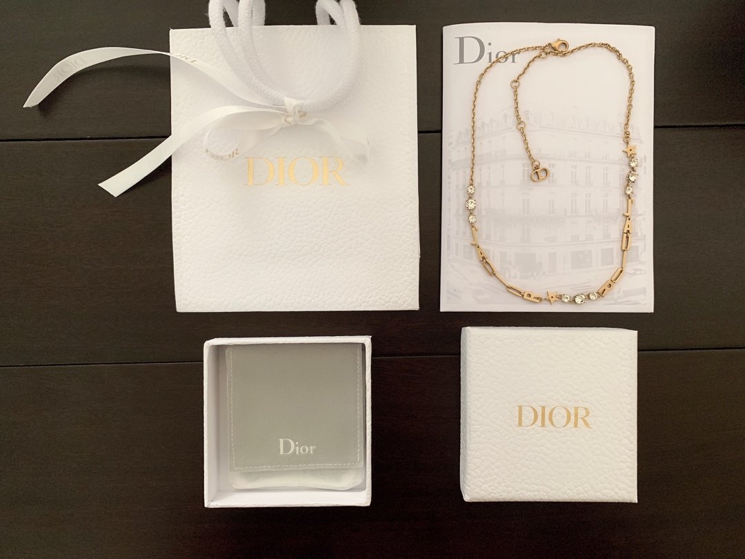 Dior 绝对的美物！！ja活动字母项链 zg一比一材质 精工之作 zp黄铜材质 相当的个性时尚 也是超级百搭 整体设计非常有层次灵动 这种项链本身就是潮单酷范十足 平时搭配休闲装都很加分 喜欢一定早早下单