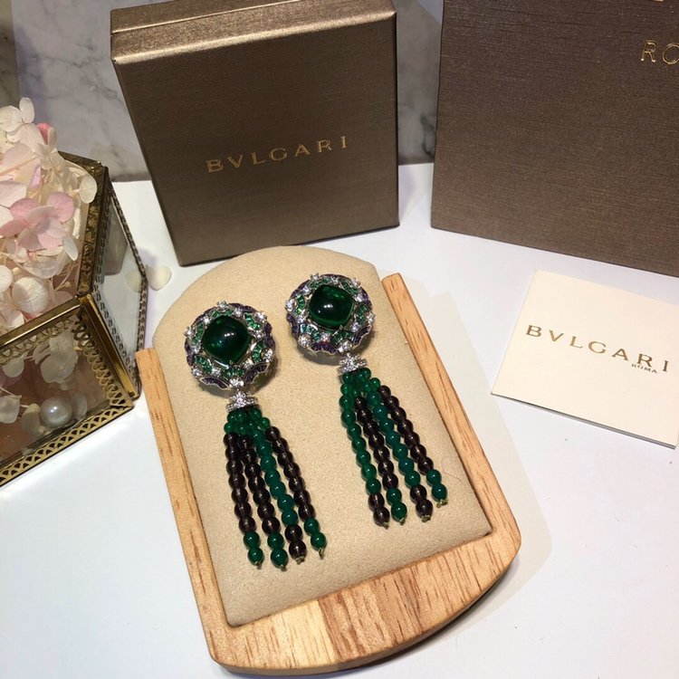 BVLGARI 宝格丽 奢华大气款 意大利工艺， 祖母绿天然大号绿玛瑙镶嵌 加厚镀金+纳米T方绿锆 紫锆装饰。 精工打造 完美诠释