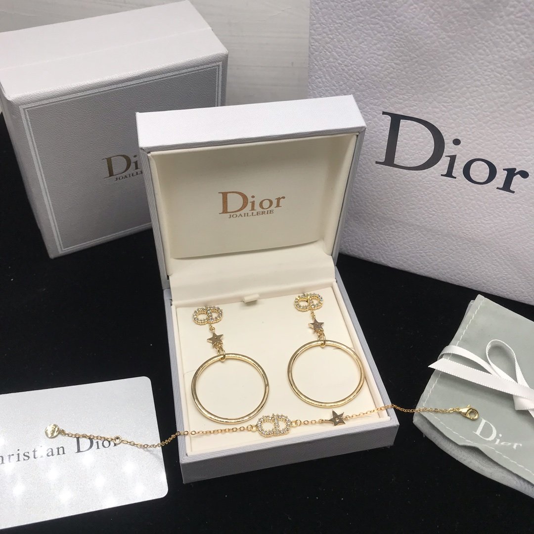 Dior 迪奥 满钻CD五角星大圆圈耳环火爆+CD五角星手链 专柜一致材质 百搭新品 经典款 永恒元素 超级无敌好看 ，轻巧金色显脸白 耳环 手链