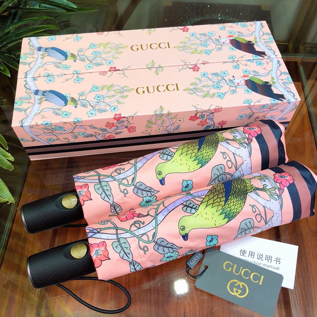 Gucci 全自动折叠晴雨伞 新涂层技术深色伞布 带来令人惊喜的遮光效果 美丽的花卉图案繁花似锦 唯美的田园花卉 象征着生机勃勃的美好景象