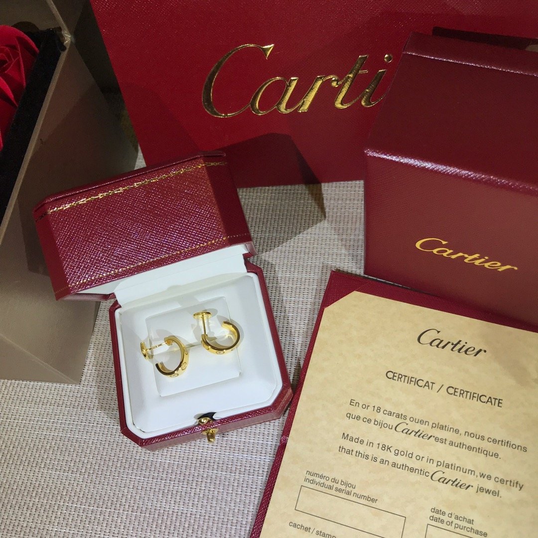 925精工版 银饰Cartier 经典之作 配飞碟耳塞 代购级别经典 卡地亚love系列 光面螺丝印 单钻耳环。最最最经典的款了就无须多做介绍了 德国进口高端 通体 925纯银材质 玫瑰金/铂金 /黄金 三色可选 市场纯银最高级版