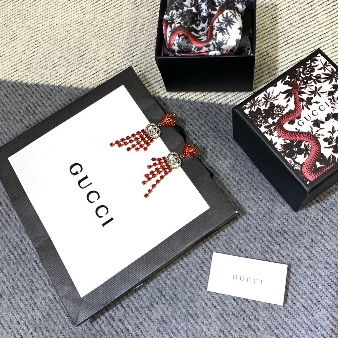 Gucci 最新限定系列 草莓耳环 黄铜做旧款 镶嵌施 华 洛水晶 可盐可甜 高级颜值担当 必收！