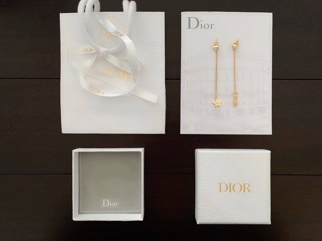 Dior 字母++钻耳钉 原版材质 高级定制 四季必备的百搭单品 各种场合佩戴完全ok 非常推荐