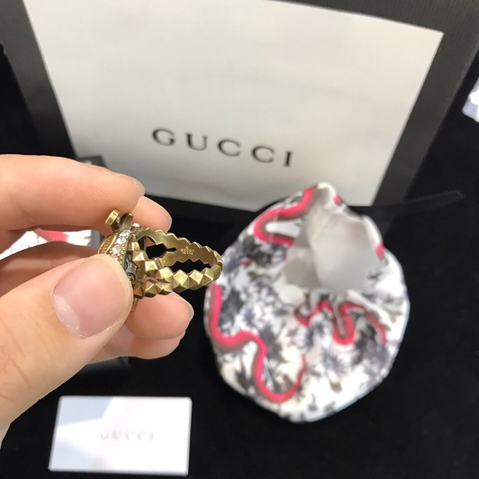 Gucci古奇戒指热销款 火爆上新来袭最新限定草莓系列同步专柜正品开模全手工镶钻施华洛水晶+独特草莓的设计黄铜做旧款给人的感觉可盐可甜