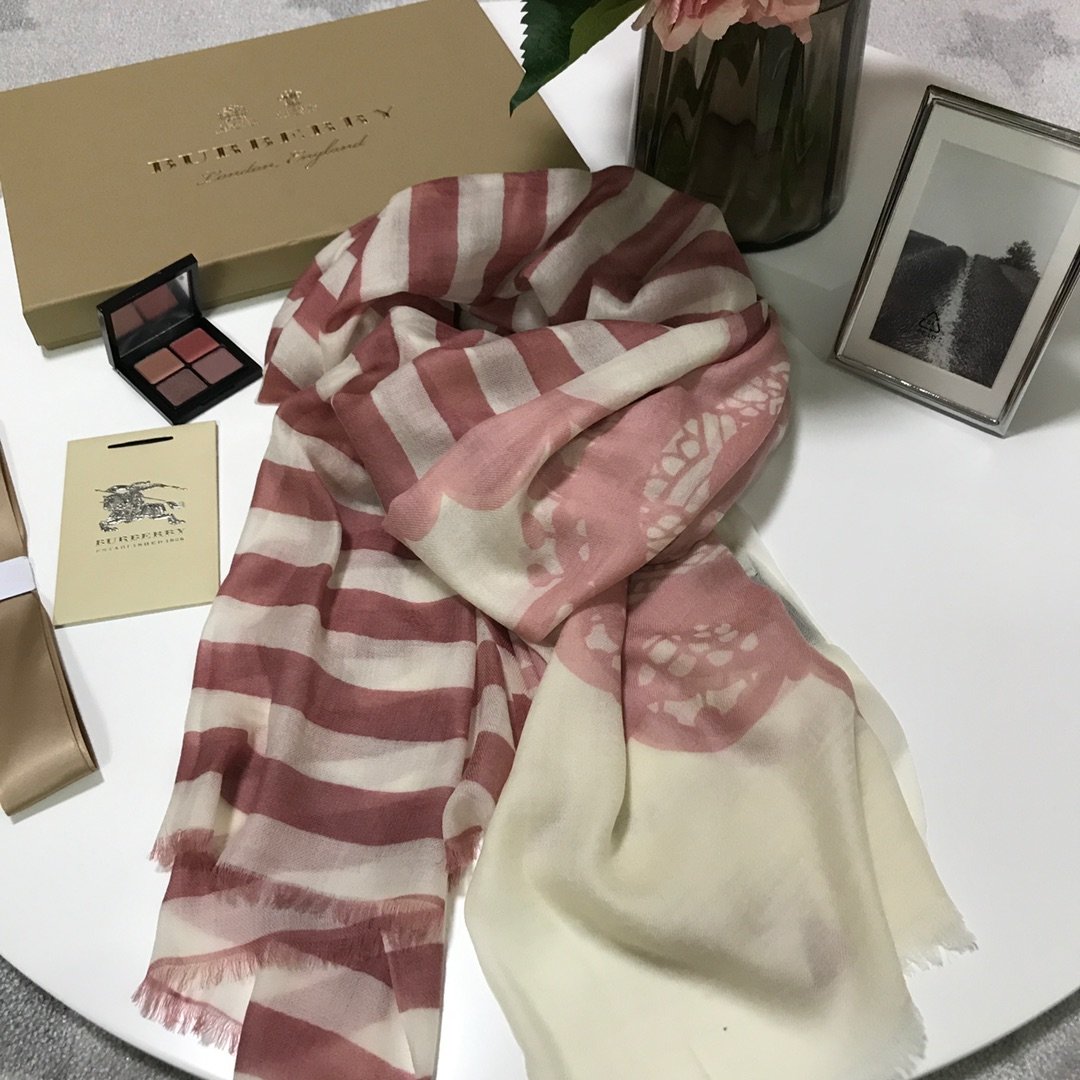 Burberry 110*180cm 100%羊绒 薄羊绒材质 外出防晒 空调房保暖