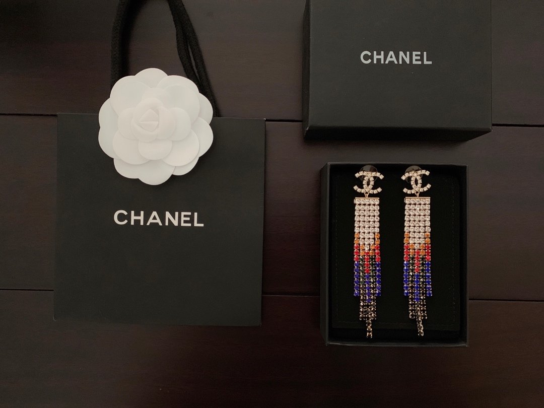 Chanel 爪链彩钻流苏耳坠 Zp材质 精工制作 无与伦比的奢华和视觉震撼 不用担心设计夸张 佩戴效果绝对美爆了 走秀爆款 这款真的不能错过 果断自留