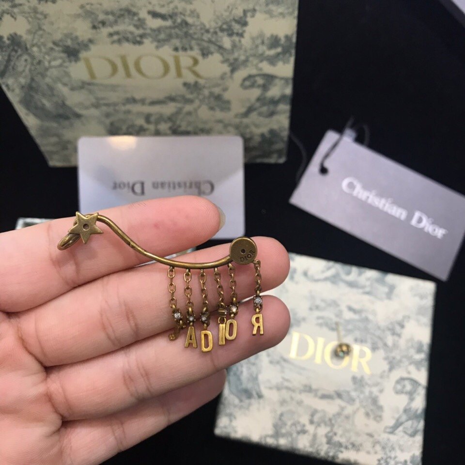 Dior 迪奥18新 复古淡金色珍珠 五角星cd 字母 单边耳钉耳夹 超个性又时尚的一款单品！