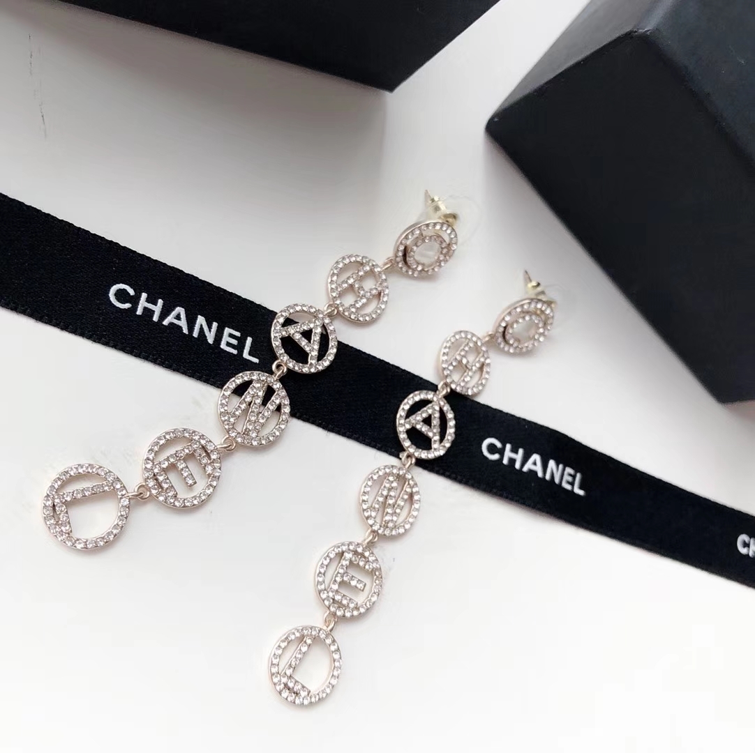 Chanel Chanel 2019年春夏 专柜同步上市 圆圈字母流苏耳钉 经典耐看百搭 精选原版一致黄铜材质搭配纯银针