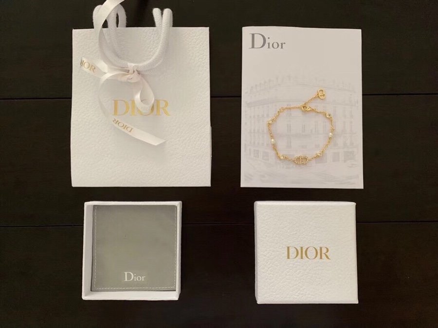 Dior cd镶钻手链 迷你cd字母 zp打造 小巧精致 低调奢华 满足各种服装搭配 这款个人非常喜欢 佩戴时尚简约不夸张 却效果很赞 精致设计绝对是百搭单品