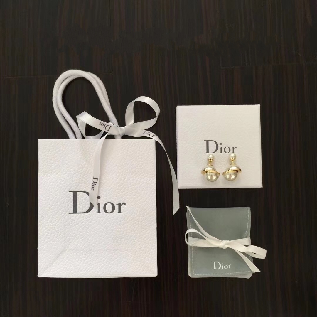 Dior 错位珍珠耳钉 做工细腻 D一改夸张的大珍珠路线 回归优雅 低调中奢华[嘴唇] zp打造 复刻logo 纯银防过敏耳针 足以体现它的质感 高端定制版 百搭单品