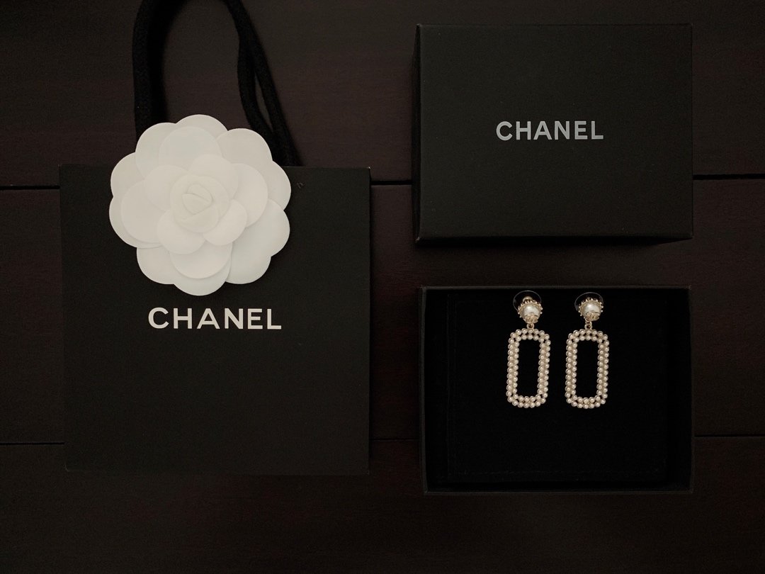 Chanel 方形珍珠耳坠 设计实在太仙了 一致ZP黄铜材质 超级喜欢这种几何图案的耳饰 简约大方 超级百搭 珍珠设计非常显气质