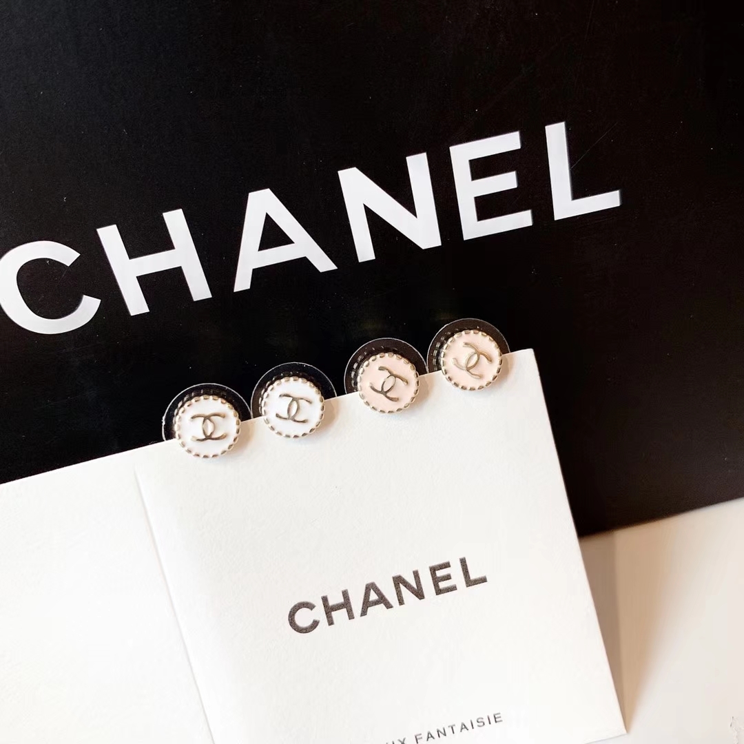 Chanel Chanel mini迷你滴油耳钉 日常百搭 小耳钉 精选原版一致材质搭配s925纯银针 精致小巧 裸粉 米白 两色可选