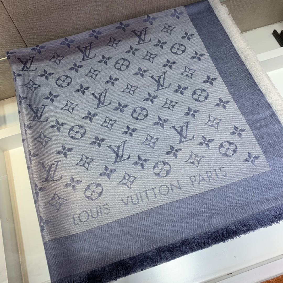 雾霾蓝，一眼就喜欢上的最新颜色 Louis Vuitton 提花方巾 140*140cm 60%真丝40%羊毛