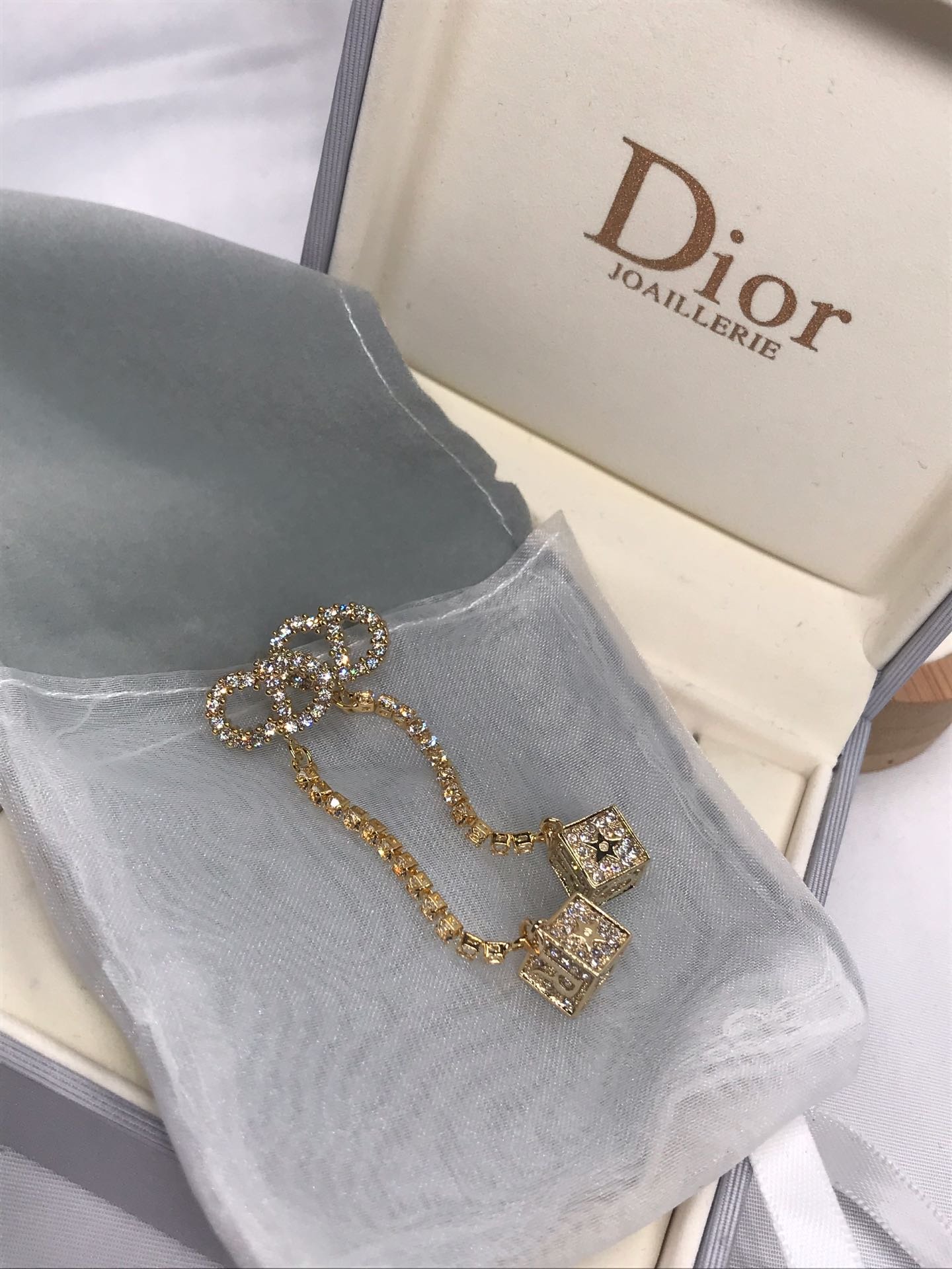 Dior 满钻骰子CD钻链耳环 这款设计真的太个性了 6个面都是经典设计 满钻搭配的如此美轮美奂 真的太绝了 超级重工 势必成为本季最注目的爆款 佩戴效果绝对美爆