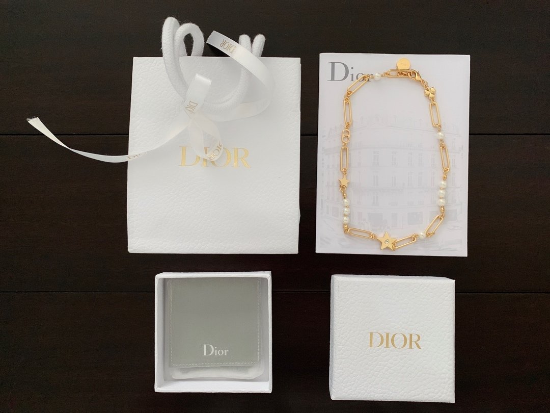 Dior 绝对的美物！！五角星珍珠项链 zg一比一精工之作 zp黄铜材质 相当的个性时尚 也是超级百搭 整体设计非常有层次灵动 这种项链本身就是潮单酷范十足 平时搭配休闲装都很加分 喜欢一定早早下单