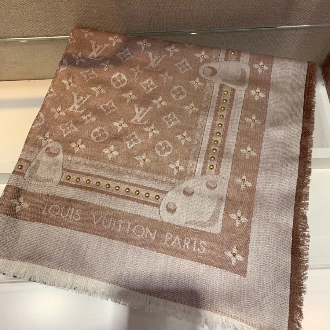 Louis Vuitton 饰钉方巾 丹宁风尚为这款披肩带来金属饰钉，镶缀在混纺而成的 Monogram 织纹间闪耀光芒，搭配流苏饰边营造出的充盈构型，为经典设计再添新意。140*140cm 60%真丝40%羊毛