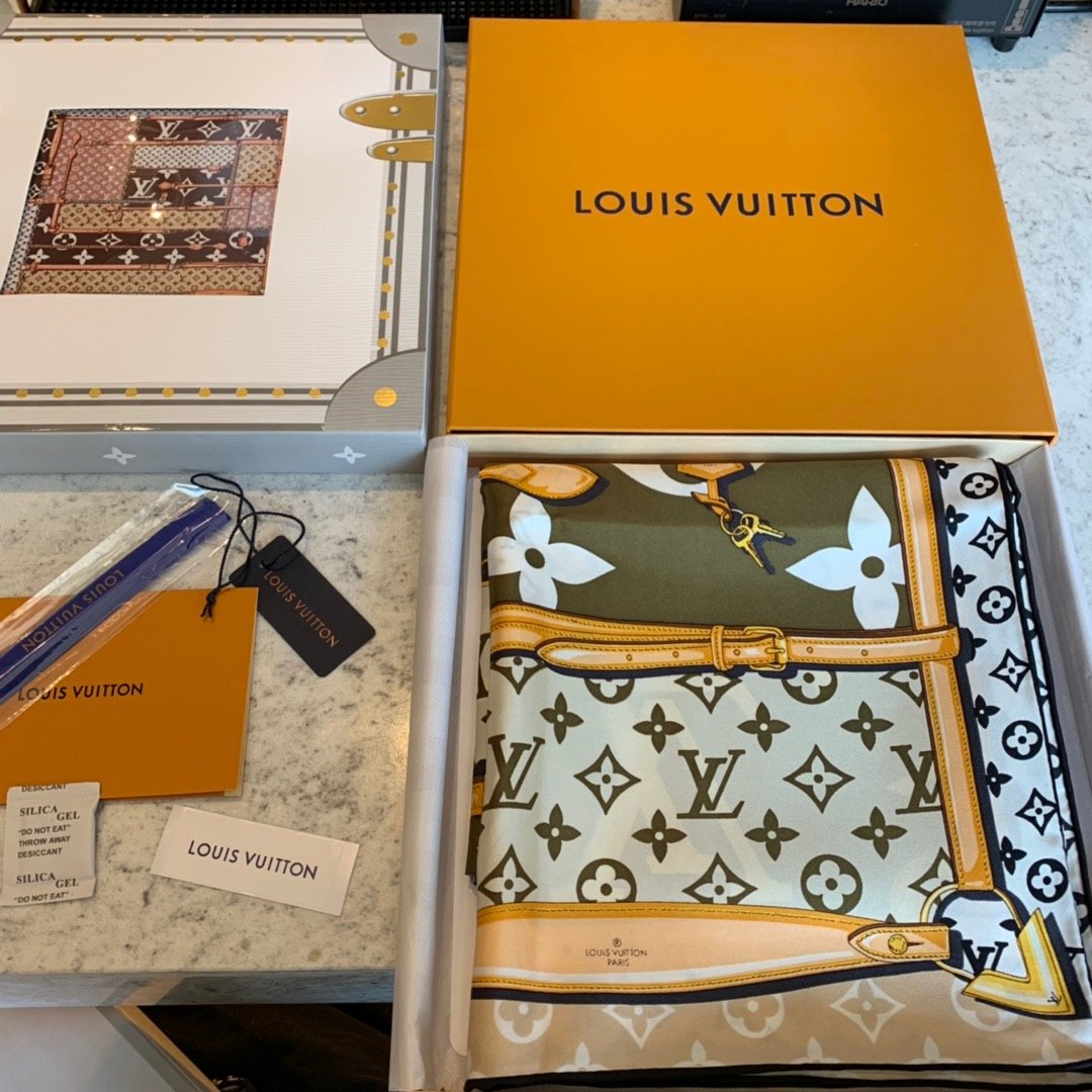 Louis Vuitton 吉米字母～军绿色 90*90cm 100%斜纹真丝 原单品质