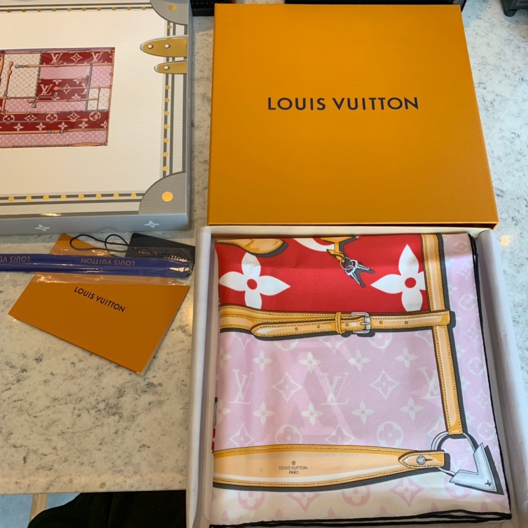 Louis Vuitton 吉米字母～玫红色 90*90cm 100%斜纹真丝 原单品质