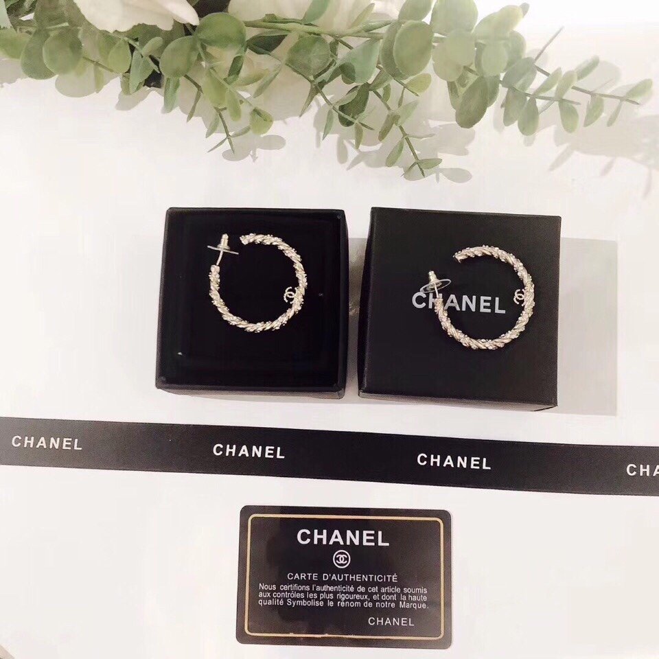 Chanel Chanel 麻花带钻Chanel耳圈 简约百搭 低调奢华的小双C 经典耐看 精选原版一致黄铜材质搭配纯银针