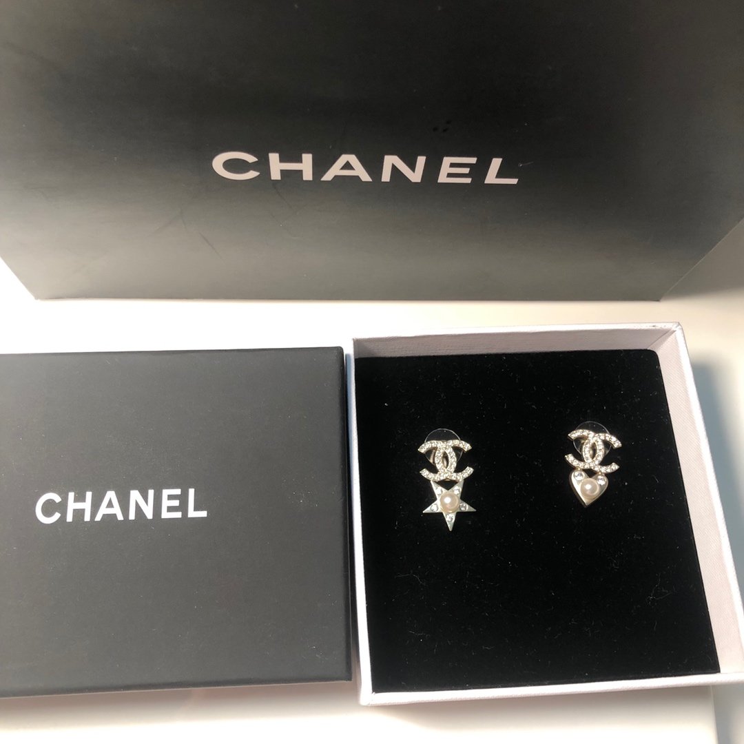 Chanel Chanel 香奈儿经典双c不对称耳钉耳环 非常漂亮 专柜一致黄铜材质。