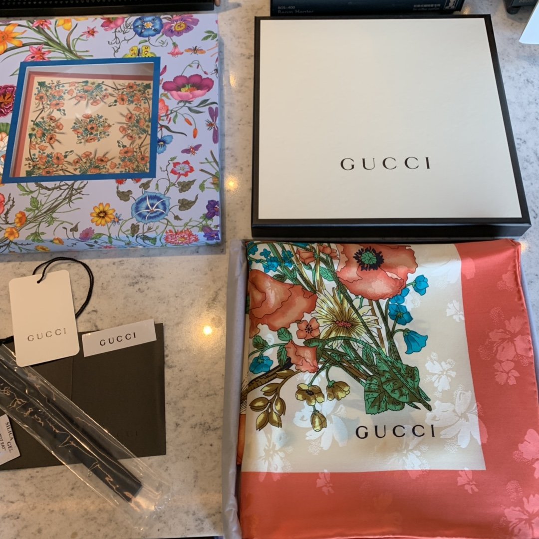 Gucci 花卉～粉色 90*90cm 100%真丝 暗花提纹 原单品质 搭配大衣 时尚又保暖