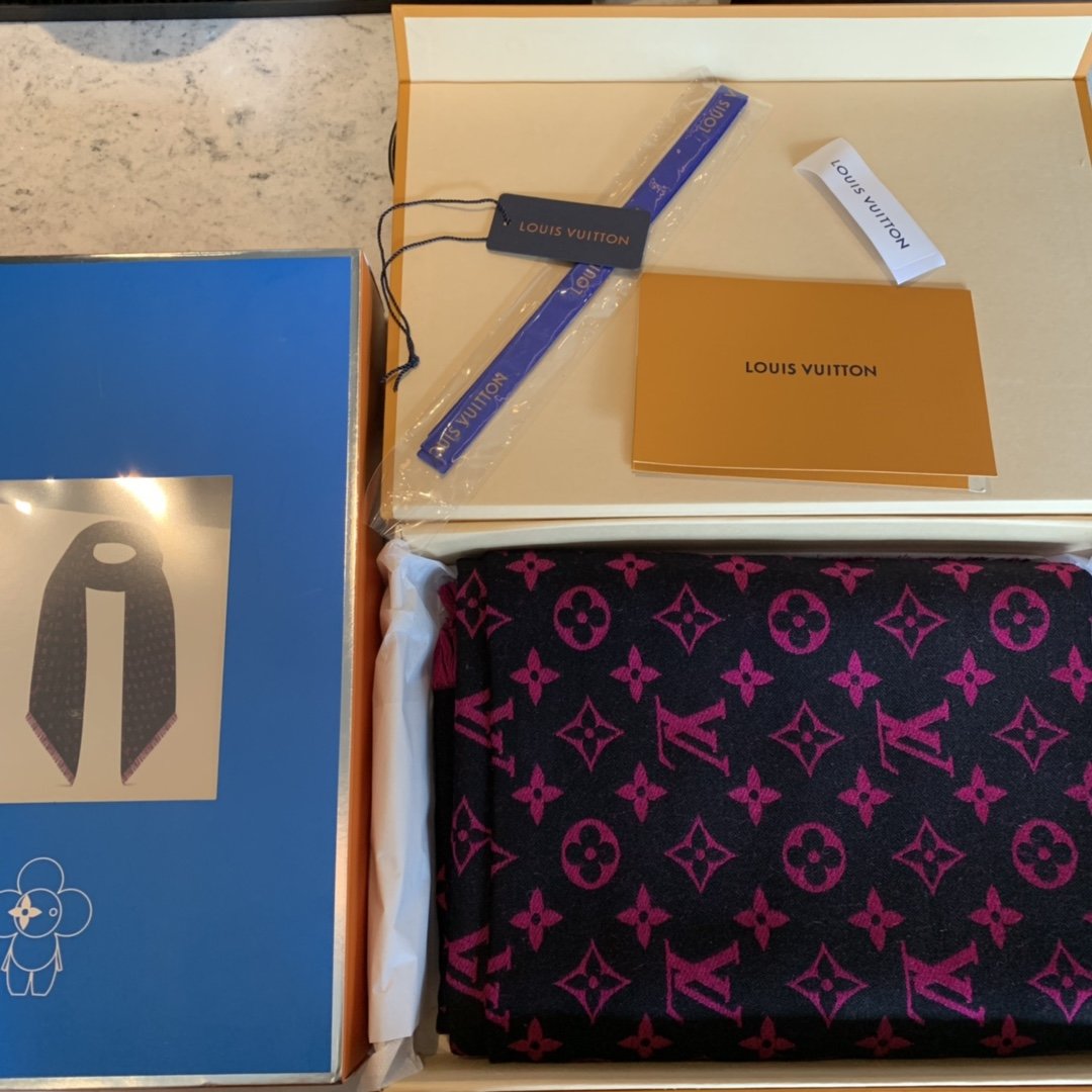 Louis Vuitton 双字母组合长巾～玫红黑 原单品质 30%真丝70%羊毛 70*200cm 饰有对比色调的Monogram织纹、风格优雅的长围巾，由真丝与羊毛混纺制成，柔软而温暖