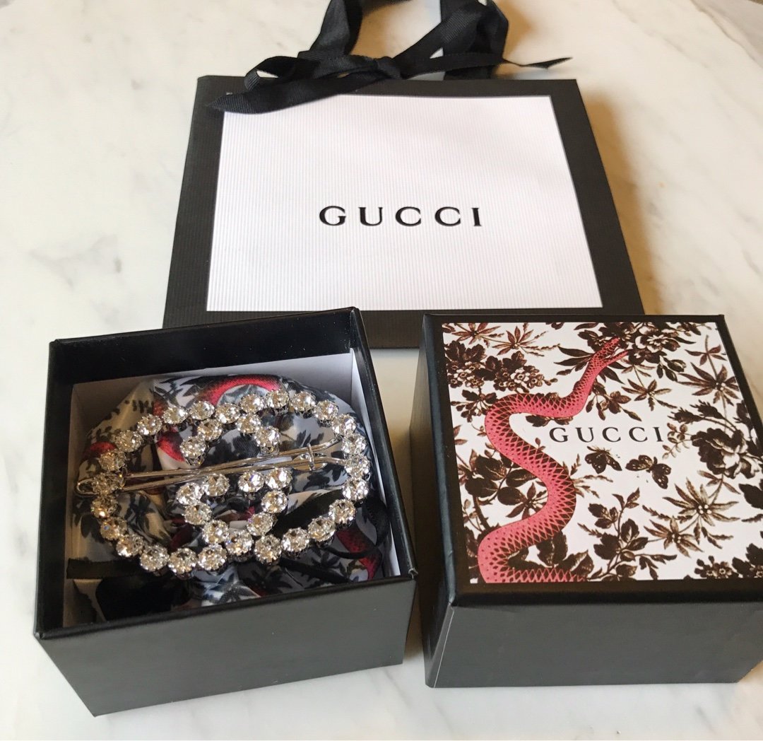 Gucci 新品满钻双G发夹 最新品 上架就被抢空 超级火热的款式 一件难求 Zp 3650定制 原单级别 进口施华洛世奇水晶 万花筒一样的切割面 超级bling 随便往头发一夹就很潮流 气质百搭