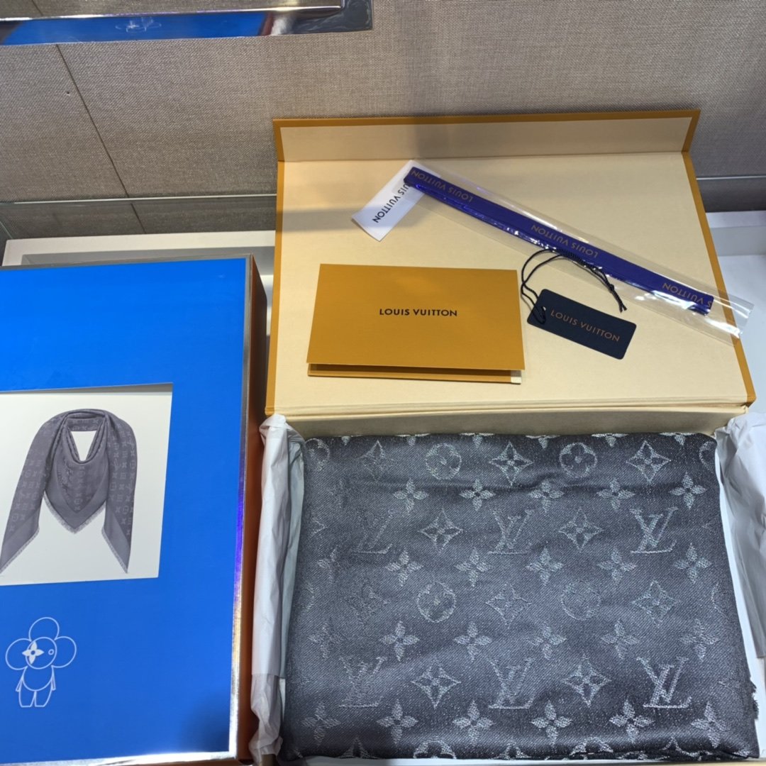 Louis Vuitton shine 披肩以同色调的Monogram 织花图案 以Lurex 丝线织就经典的Lou*s Vuitton 字样 微亮的金银线赋予披肩微妙的闪亮效果 140*140cm 49%桑蚕丝24%粘胶纤维18%羊毛9%聚酯纤维 原单品