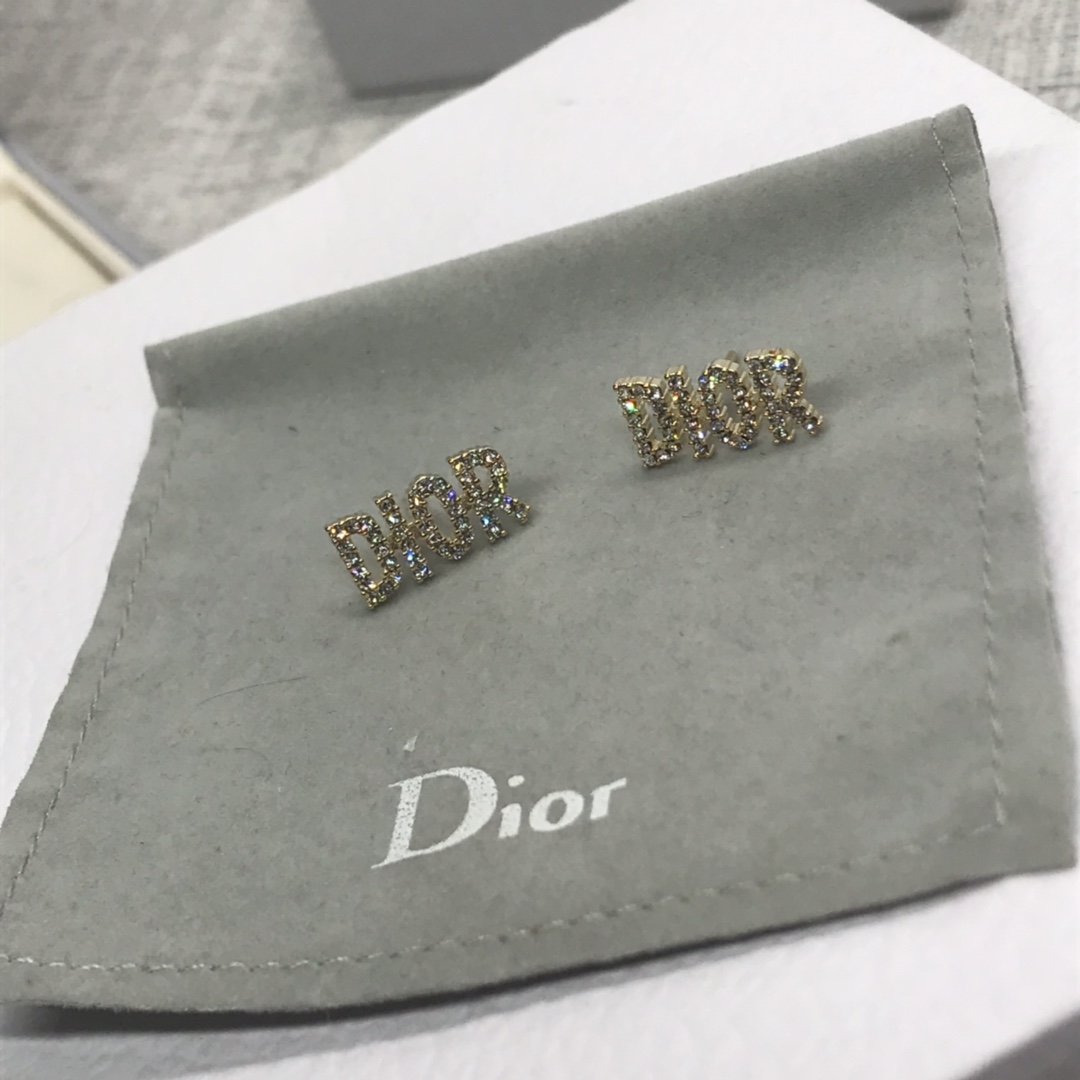 DiorDior字母耳钉火爆热销款上新同步专柜独家高端品质实拍图做工细腻完美无瑕疵代购级别重工电镀手工镶钻拿在手上超级有质感简单大方时尚百搭任何脸型绝不输气质