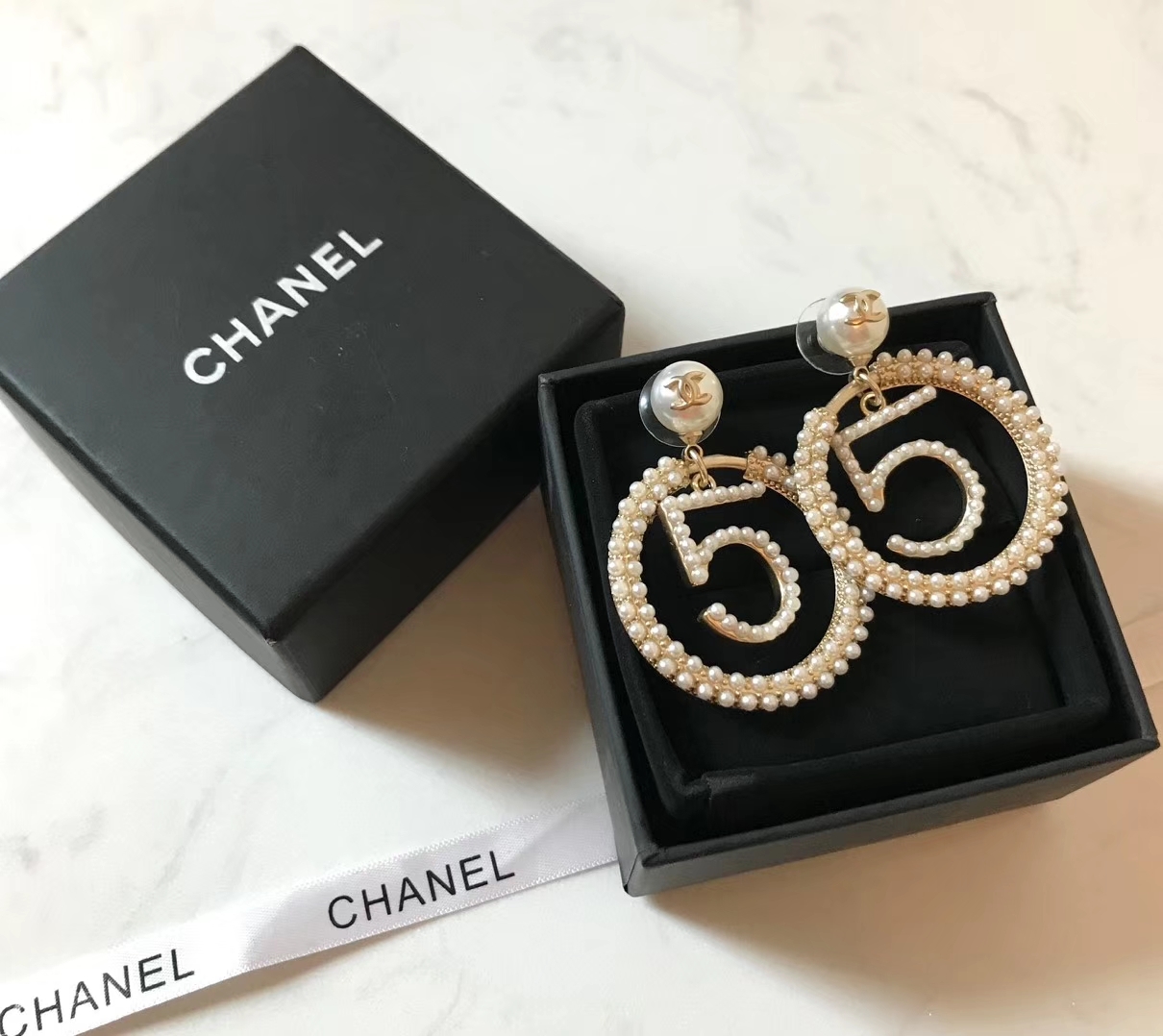 ChanelChanel 最新 No.5 幸运女神 5号 数字 珍珠 耳环 高品质原单 一比一 打造 纯银针 圆环结合经典幸运数字 超炸Chic感 带来前所未有的时髦体验、美好的愉悦感